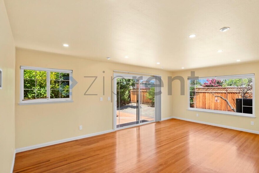 Building Photo - Unit