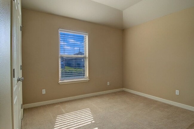 Building Photo - 6824 Fox Tail Dr