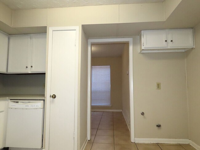 Building Photo - South Tyler! Spacious 3 Bedroom, 2 Bath Du...