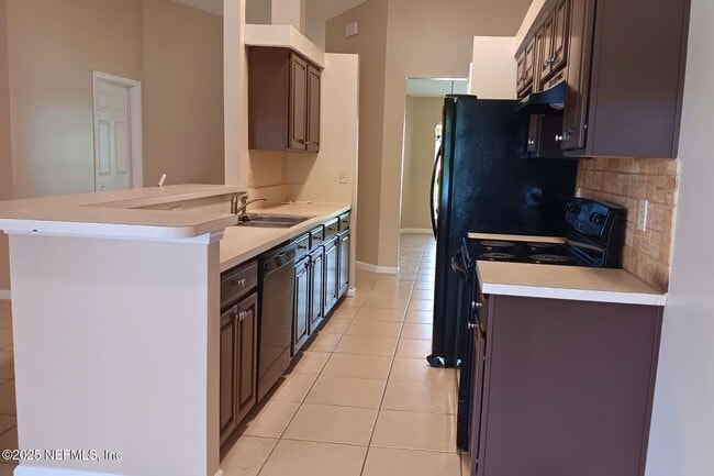 Building Photo - 2409 Cool Springs Dr S