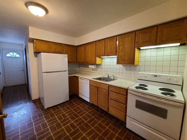 Building Photo - Two Bedroom Two Bath Multi-Level Duplex in...