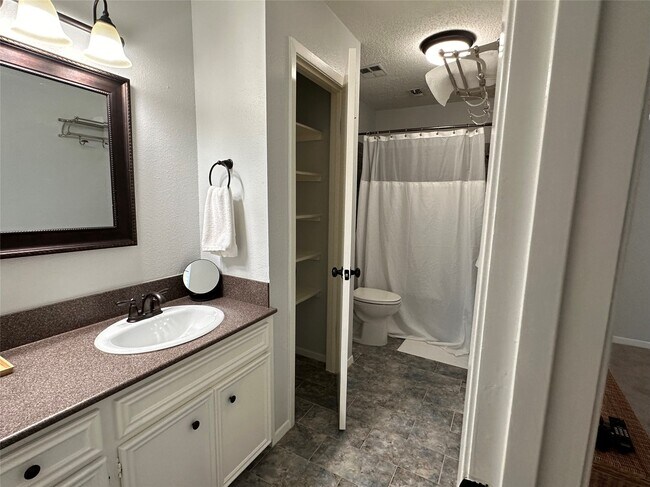 Building Photo - 13821 Hollowgreen Dr