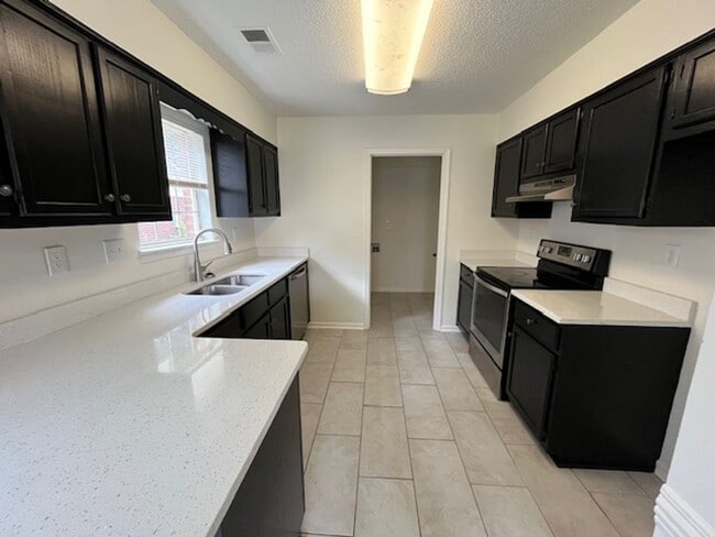 Building Photo - Renovated 2 Bedroom 2 Bath Home for Rent!