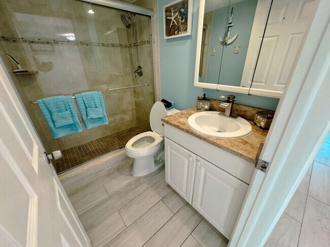 Building Photo - Breathtaking Lower PH Beachfront 2/2 Condo