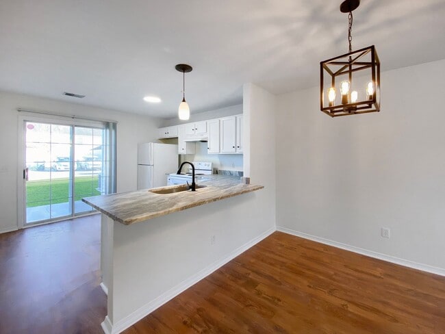 Building Photo - Two Bedroom Townhome in Godley Park with m...