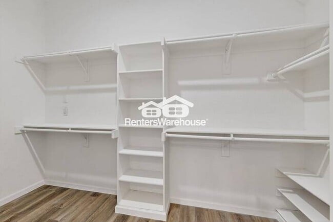 Building Photo - Great Location and Fully Refreshed Move In...