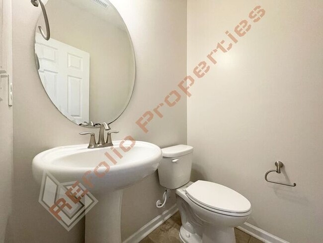 Building Photo - Beautiful 4 Bedroom 2.5 Bathroom End Unit ...
