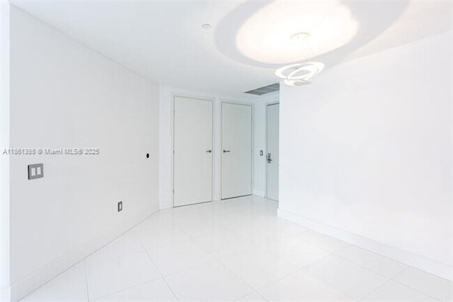 Building Photo - 1300 Brickell Bay Dr
