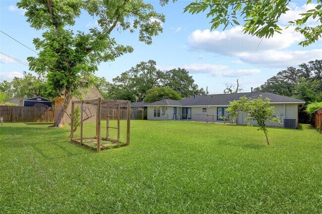 Building Photo - 1643 Crestdale Dr