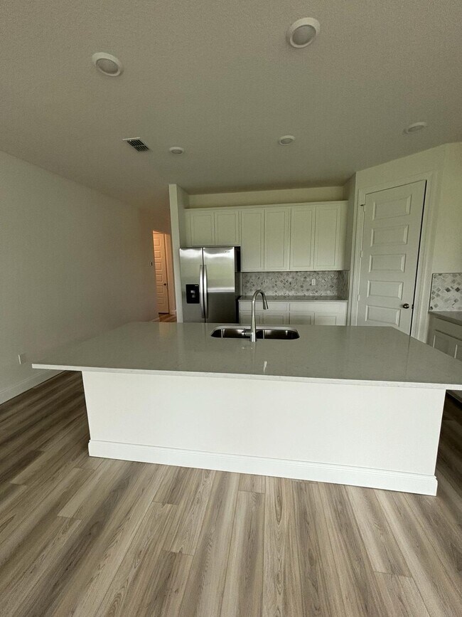 Building Photo - 8666 Dahlia Cir