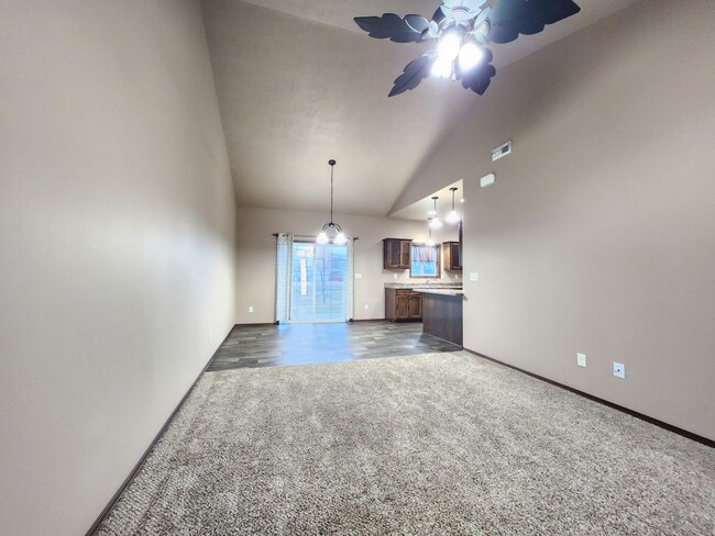 Building Photo - Charming 2-Bedroom Townhome in South Side ...