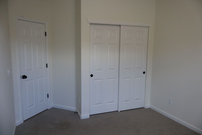 Building Photo - Beautiful Fort Collins 3 Bed, 2.5 Bath Tow...