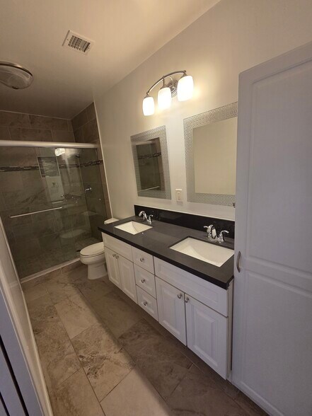 Master bathroom - 11536 Cumpston St
