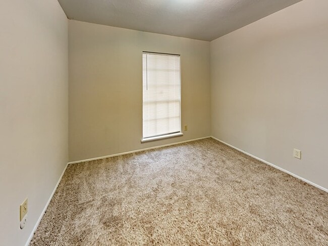 Building Photo - No Application Fee* Plus $250 Off First & ...