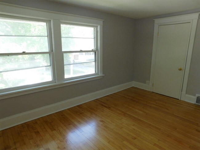 Building Photo - 303 Highland Dr NW