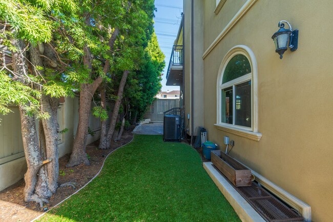 Building Photo - Luxury Detached Townhome in Redondo Beach