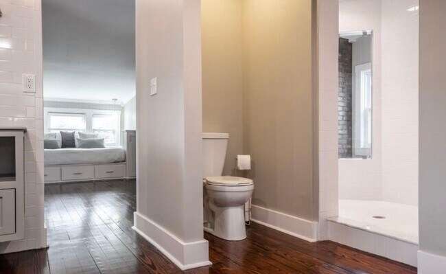 Building Photo - Gorgeous Renovated Highlands Bungalow – Av...