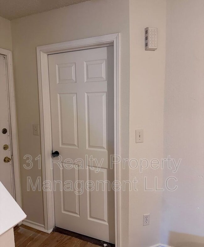 Building Photo - 912 Fairbanks Cir