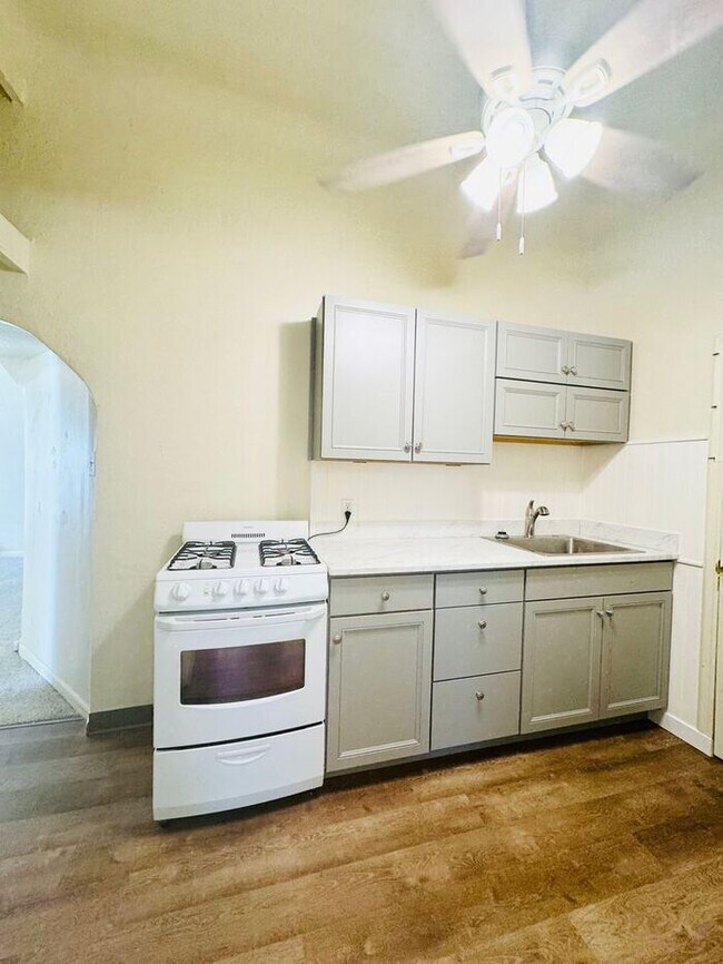 Building Photo - Cute 1 Bedroom, 1 Bathroom Unit Moments Aw...
