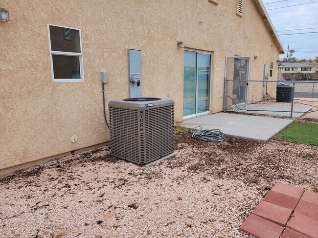 Building Photo - 1495 Verde Dr