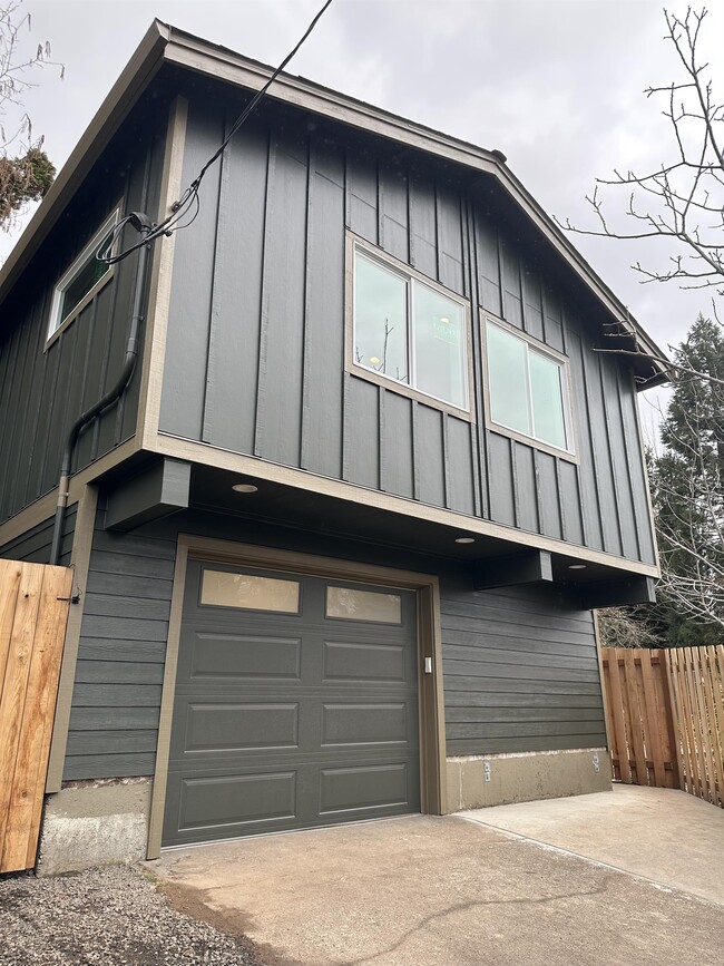 Building Photo - 1400 Dollar St