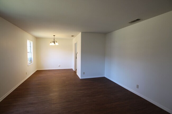 Building Photo - Coming Soon! 3/2/2 in Tyler!