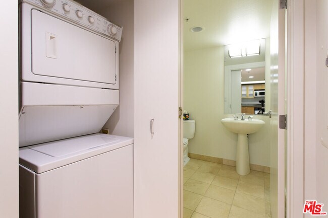 Building Photo - 13700 Marina Pointe Dr