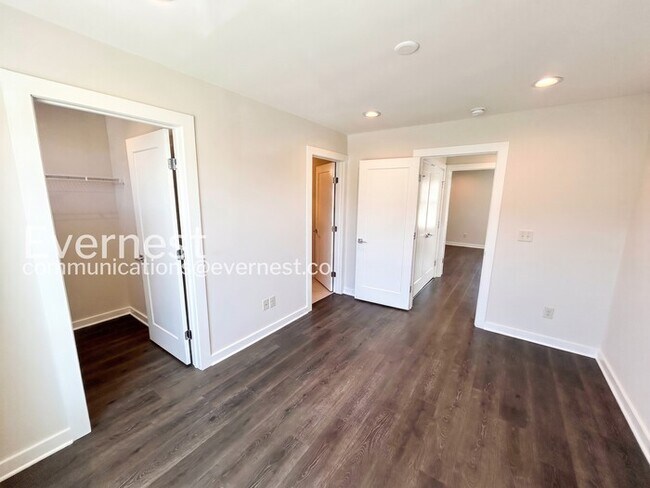 Building Photo - Limited Time Special Offer / 2 Bed/2.5 Bath Townhome with Off-Street Parking / Pet-Friendly / Ava...