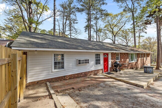 Building Photo - 2125 Forest Hills Dr