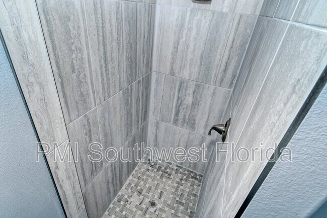 Building Photo - 607 Oak River Ct