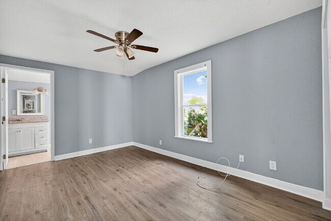 Building Photo - Location, Location, location! Large 3 Bedroom, 2 Bathroom Home for rent. This home has recently b...