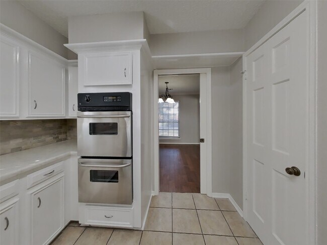 Building Photo - 5523 Foresthaven Dr