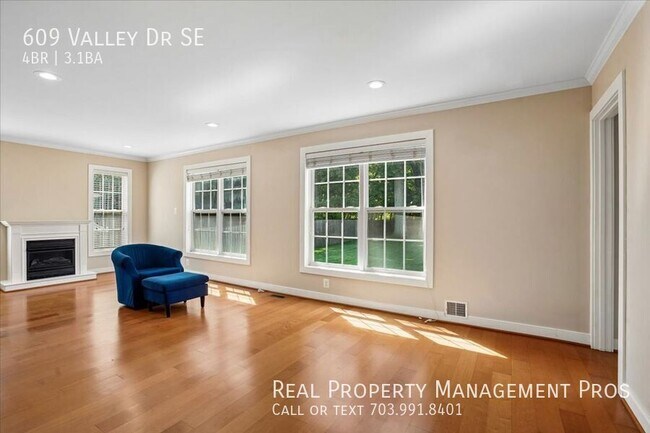 Building Photo - 609 Valley Dr SE