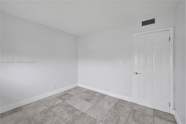 Building Photo - 5050 Bayview Dr