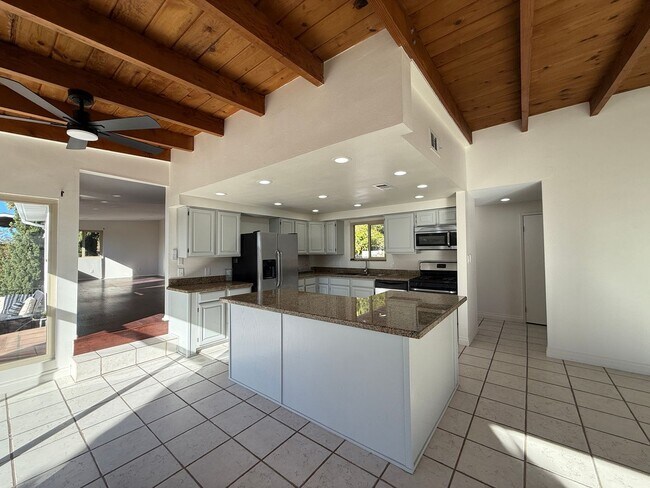 Building Photo - Ventura Hillside Beauty with 3 bedrooms, a...