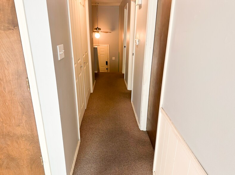 Laundry/Hall - 2609 Southridge Dr