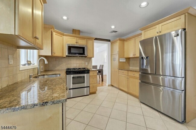 Building Photo - 11 Rande Dr
