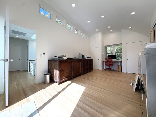 Building Photo - Modern Home availalble for lease in Menlo ...