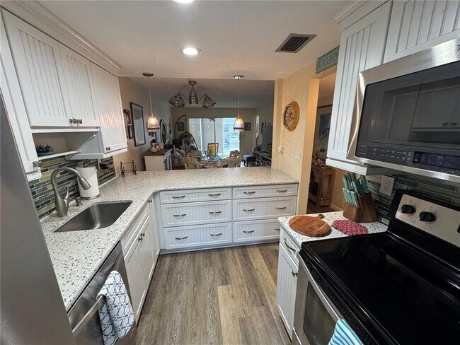 Building Photo - 1400 Tarpon Center Dr