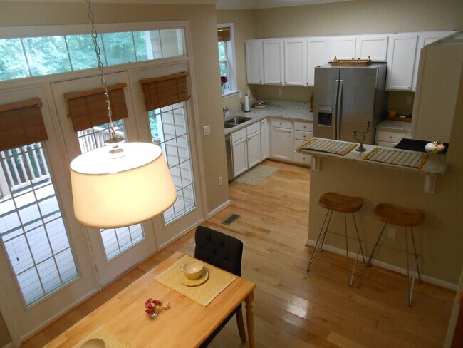 Building Photo - Beautifully Updated Townhome in Prime Carrboro Location – Walk to Downtown & Weaver Street Market