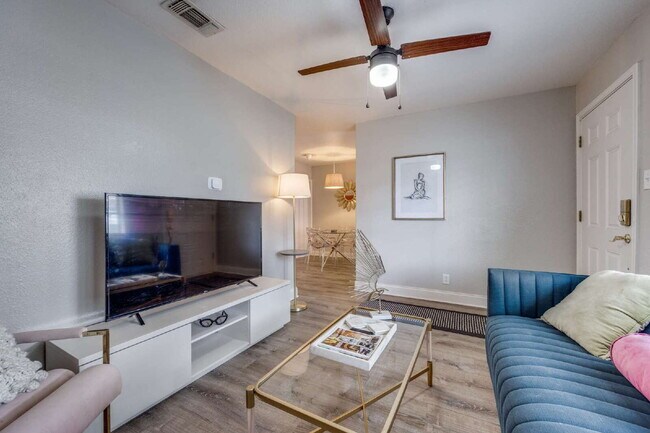 Building Photo - Fully Furnished, Updated 2BR Duplex in Quiet West Sherman