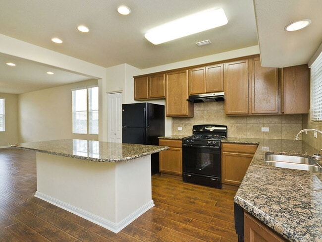 Building Photo - 335 Rachel St