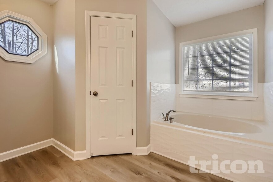 Building Photo - 530 N Oakland Cir