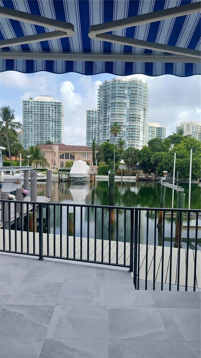 Building Photo - 255 Poinciana Island Dr
