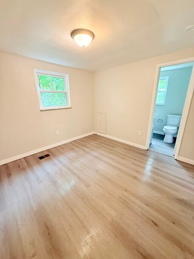 Building Photo - 472-474 Guylyn Dr