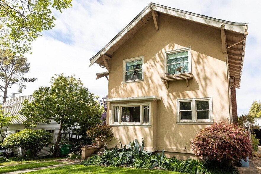 Building Photo - Large North Berkeley gem