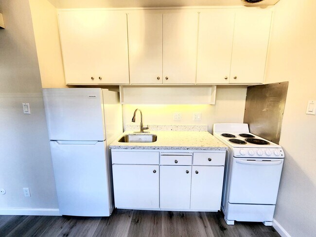 Building Photo - Large studio with private deck