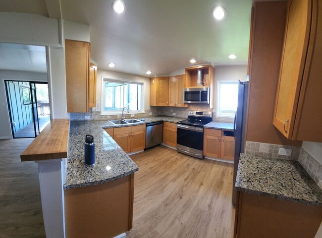 Building Photo - Large 5 Bedroom Home close to Poly Campus!!