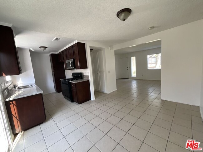 Building Photo - 142 E Merrill Ave