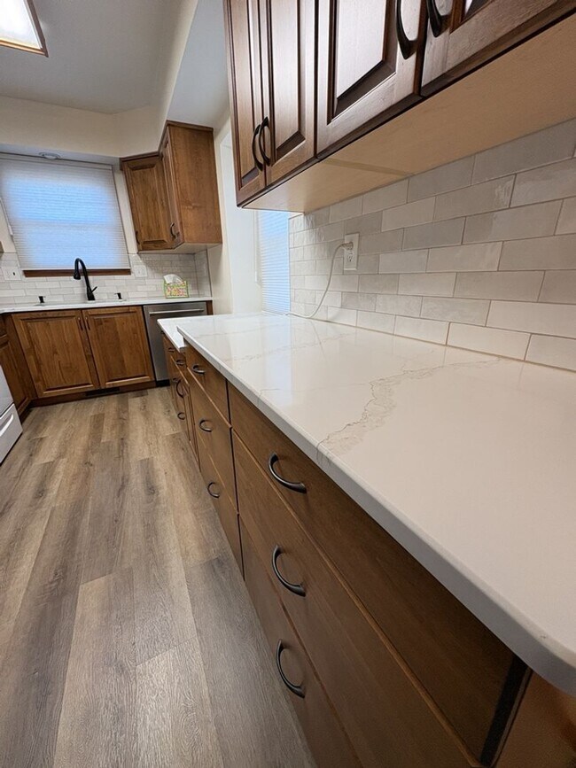 Building Photo - Updated 3BD/2BA with Garden Basement & Low Maintenance Living